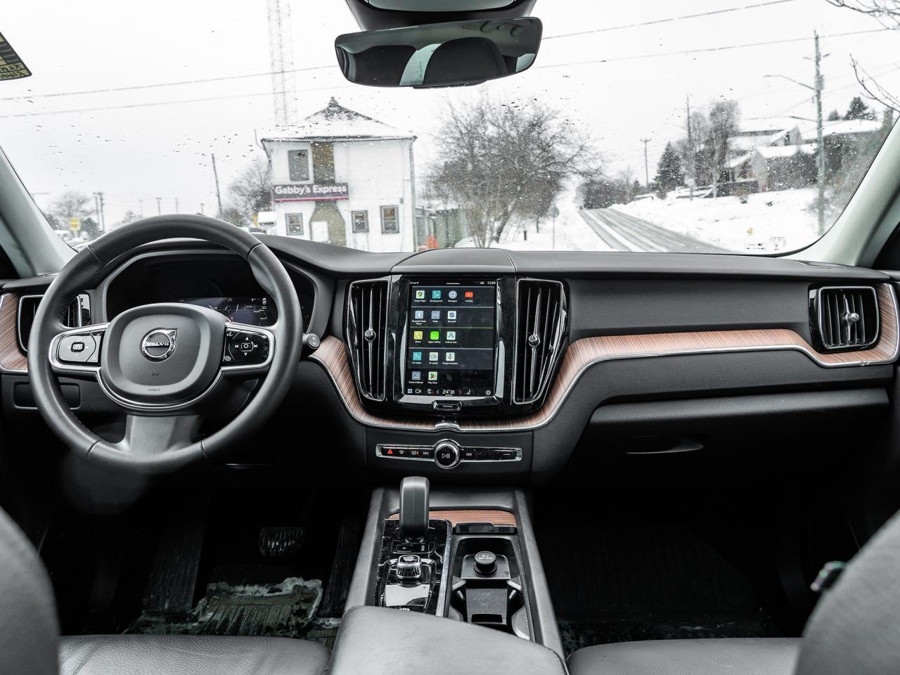 2024 Volvo XC60 B5 AWD Plus Dark Theme Photo