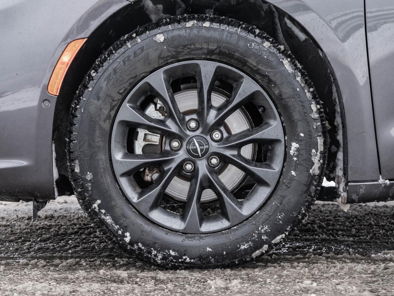 2022 Chrysler Pacifica Touring L FWD Photo3