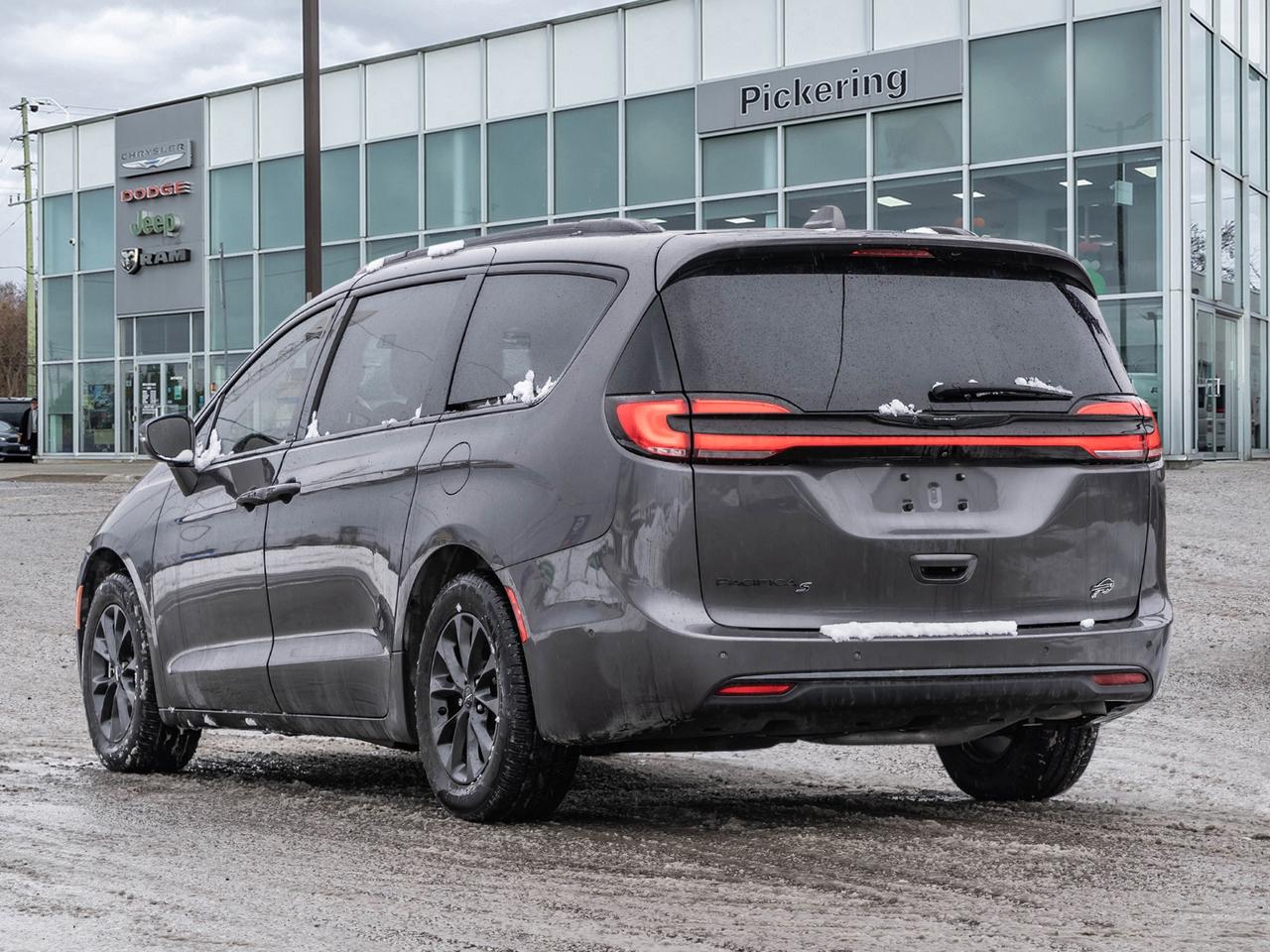 2022 Chrysler Pacifica Touring L FWD Photo4