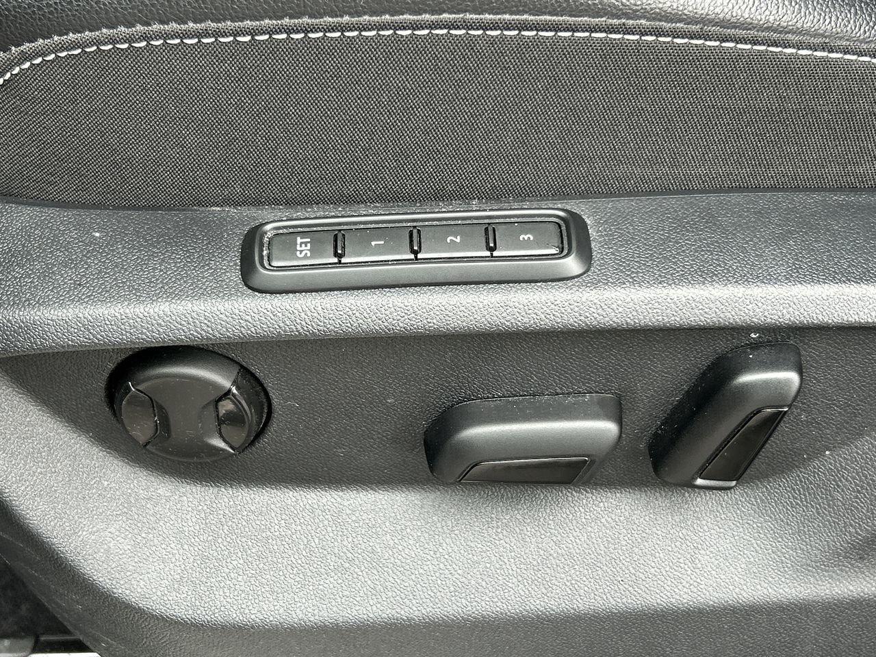 2024 Volkswagen Atlas Highline 2.0 TSI 4MOTION Leather  Sunroof  Alloy W Photo