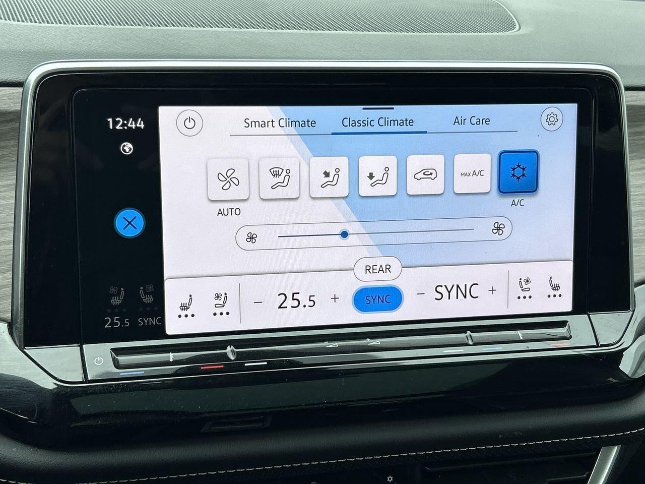 2024 Volkswagen Atlas Highline 2.0 TSI 4MOTION Leather  Sunroof  Alloy W Photo