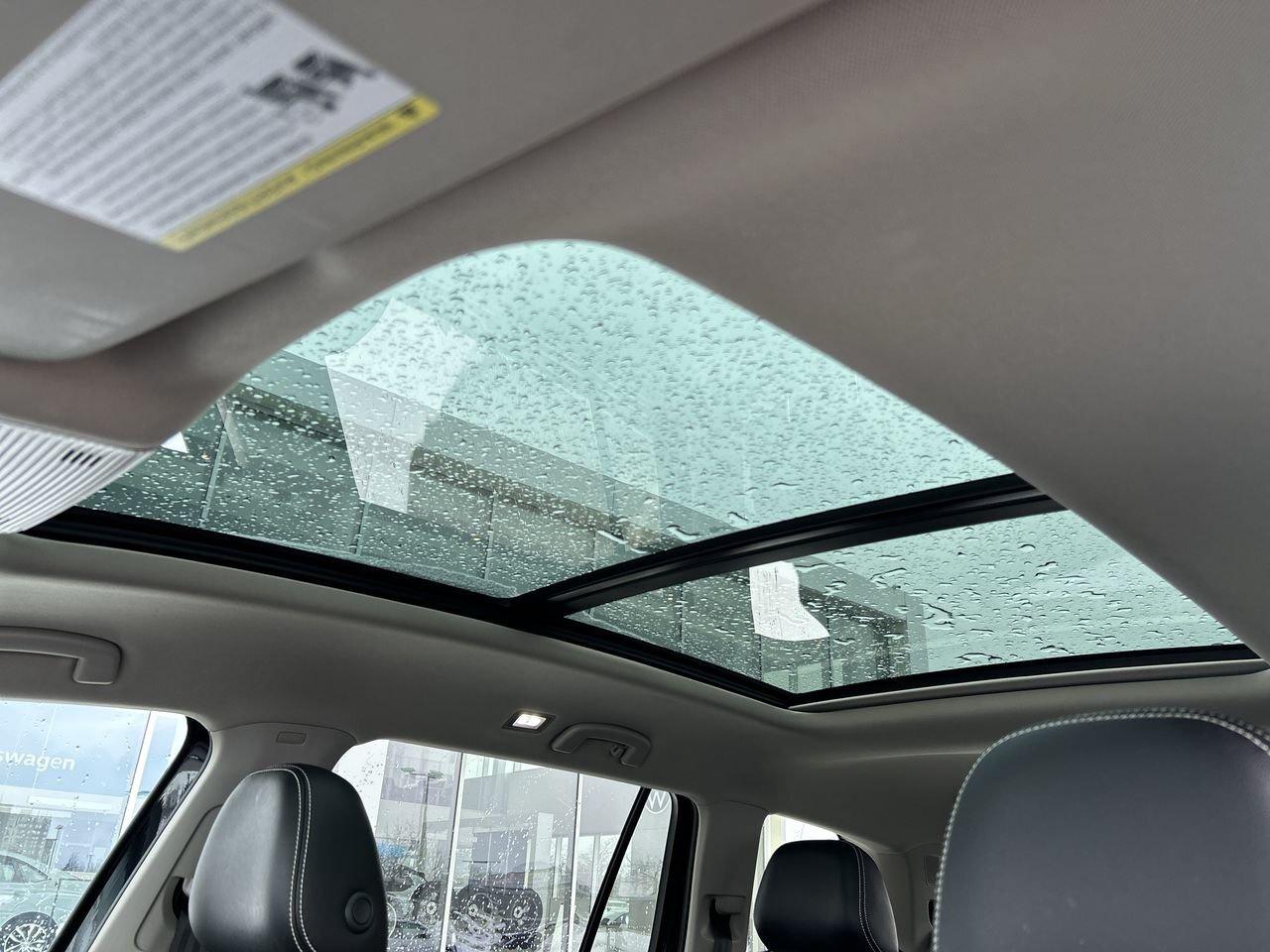 2024 Volkswagen Atlas Highline 2.0 TSI 4MOTION Leather  Sunroof  Alloy W Photo