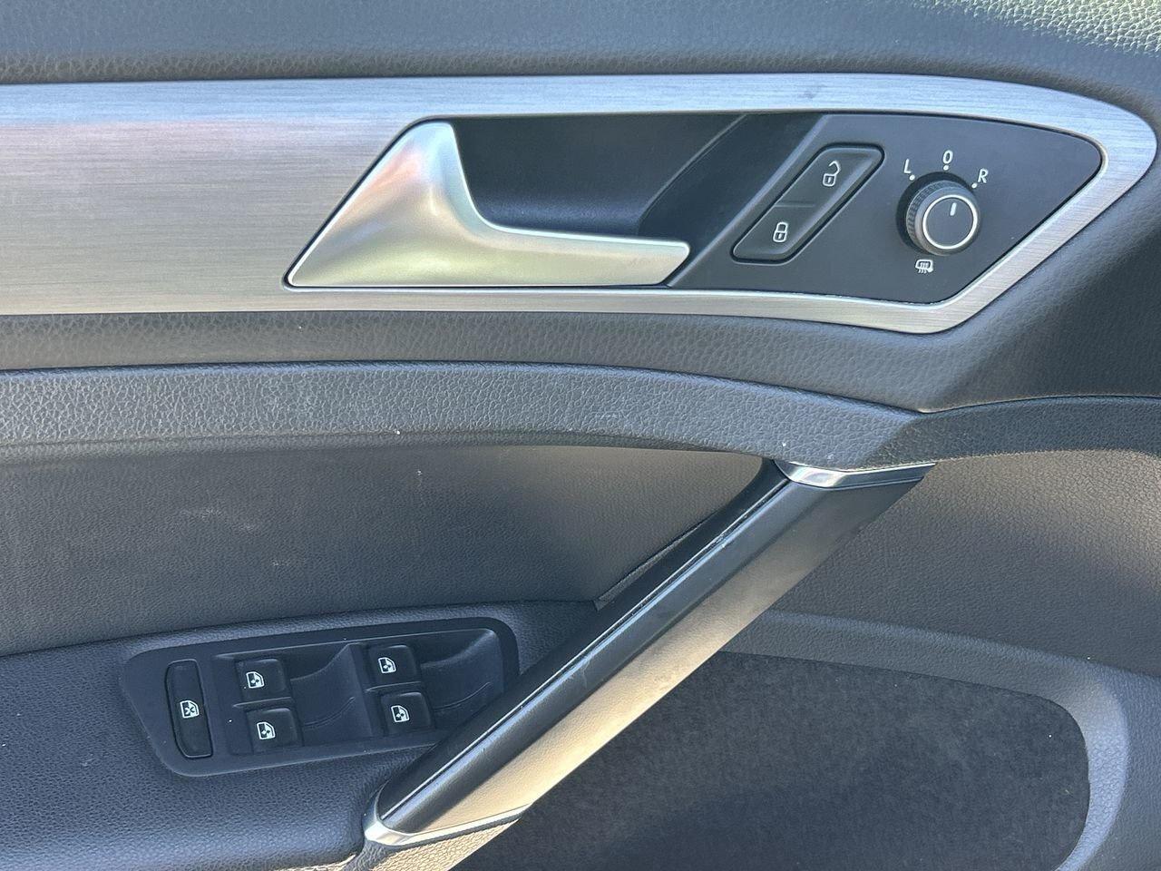 2017 Volkswagen Golf 5-Dr 1.8T Comfortline 6sp at w/Tip Keyless Start Photo