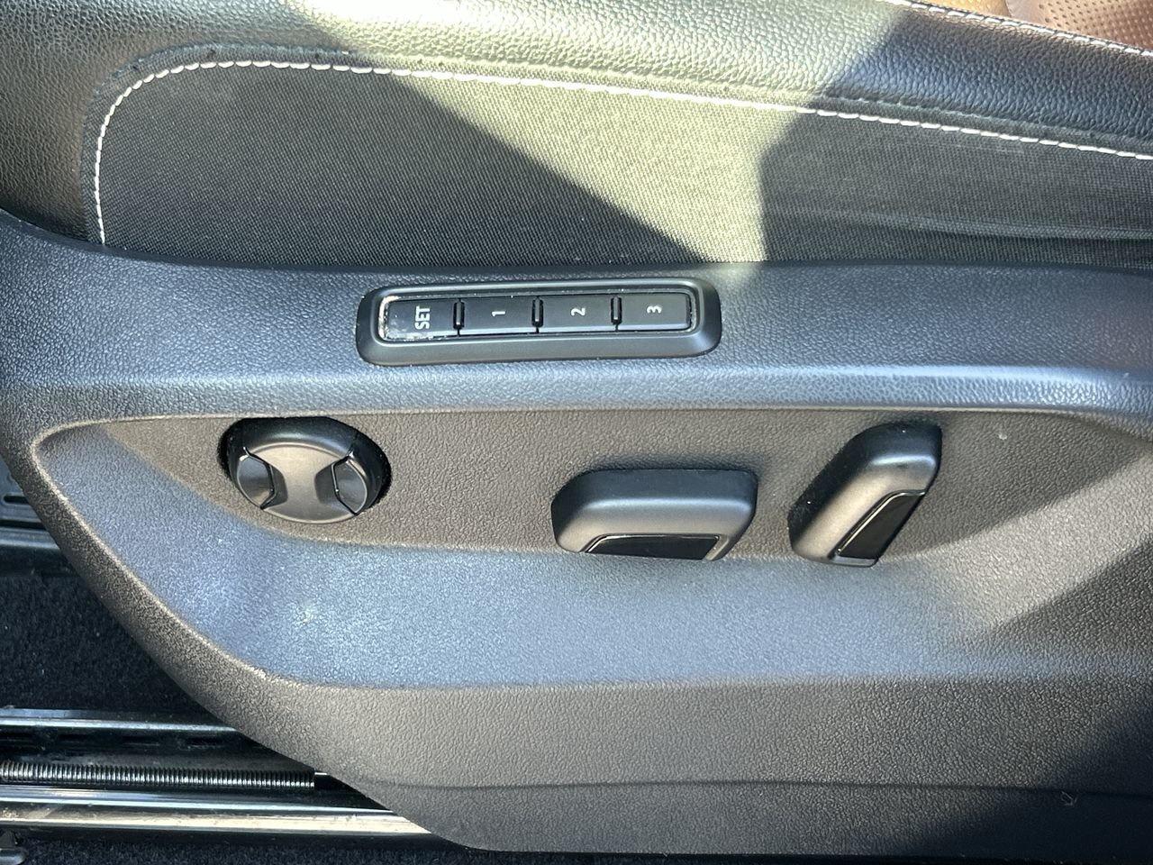 2023 Volkswagen Atlas Execline 3.6L 8sp at w/Tip 4MOTION Sunroof  Alloy Photo