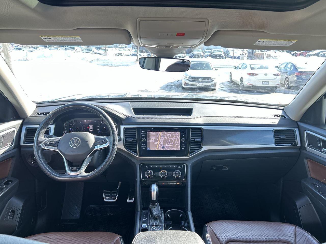 2023 Volkswagen Atlas Execline 3.6L 8sp at w/Tip 4MOTION Sunroof  Alloy Photo