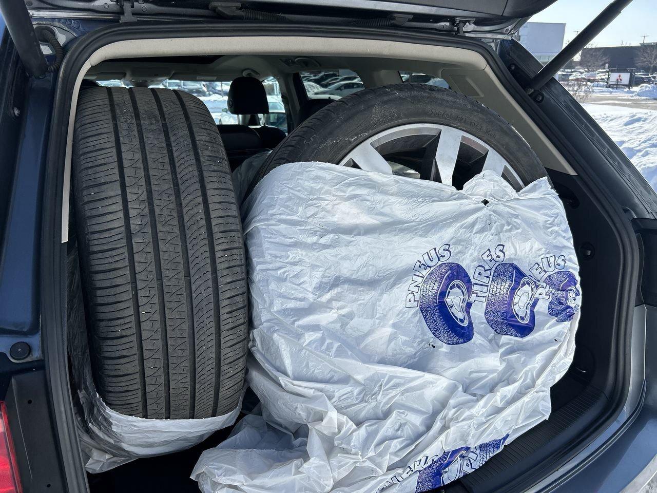 2023 Volkswagen Atlas Execline 3.6L 8sp at w/Tip 4MOTION Sunroof  Alloy Photo