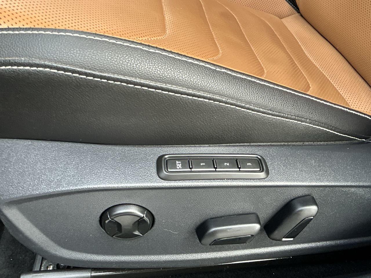 2022 Volkswagen Jetta Highline 1.5 T 8Sp at w/Tip Leather Seats  Alloy W Photo