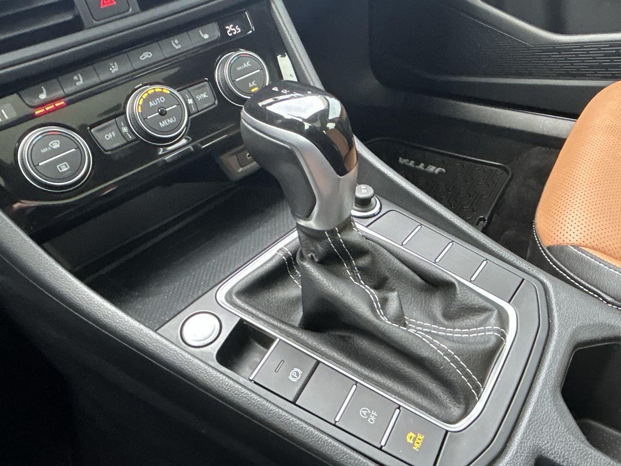 2022 Volkswagen Jetta Highline 1.5 T 8Sp at w/Tip Leather Seats  Alloy W Photo