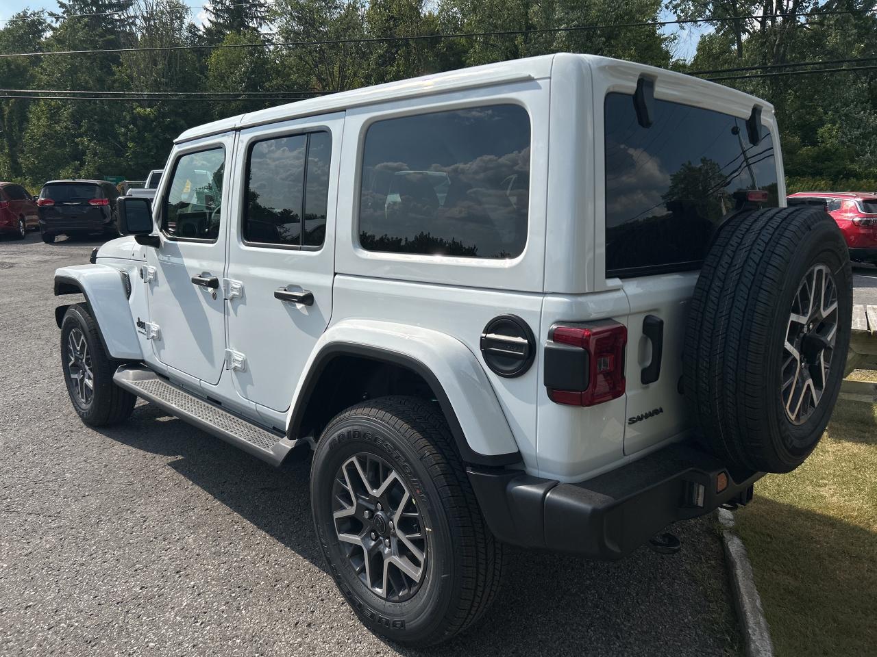 2025 Jeep Wrangler 4-Door Sahara Photo4