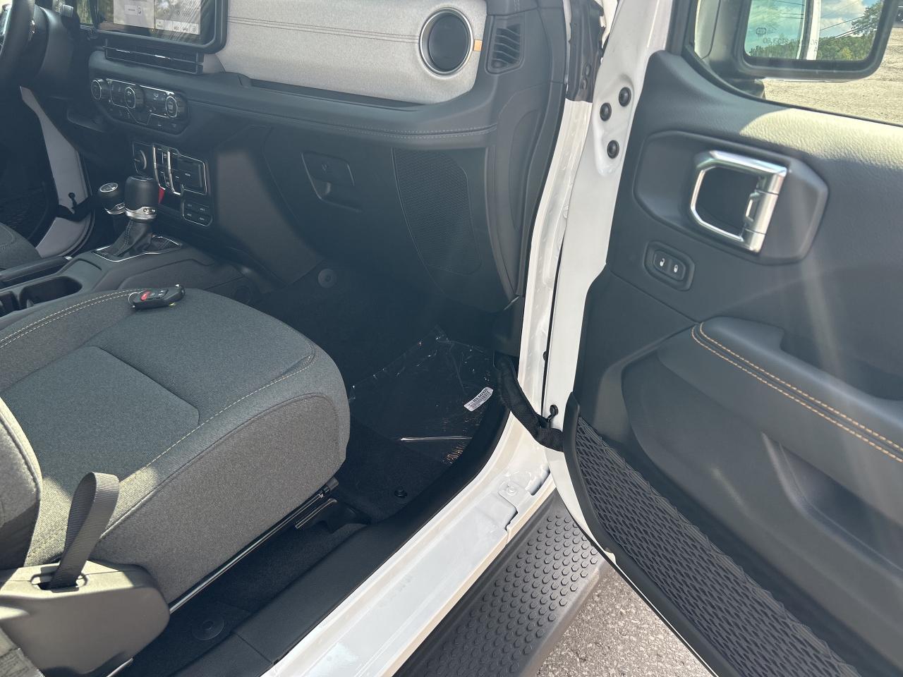 2025 Jeep Wrangler 4-Door Sahara Photo