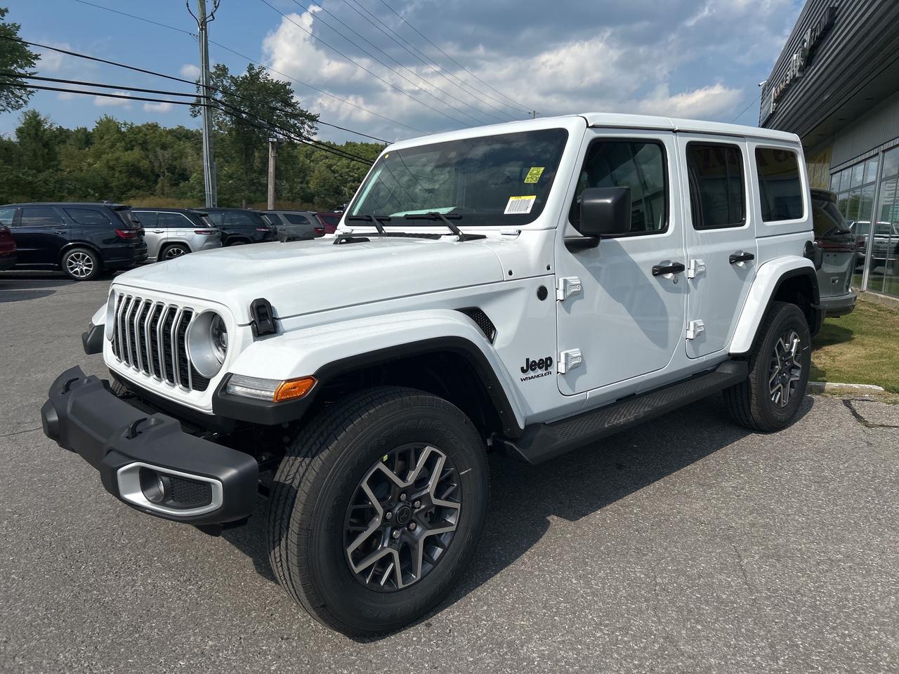 2025 Jeep Wrangler 4-Door Sahara Photo2