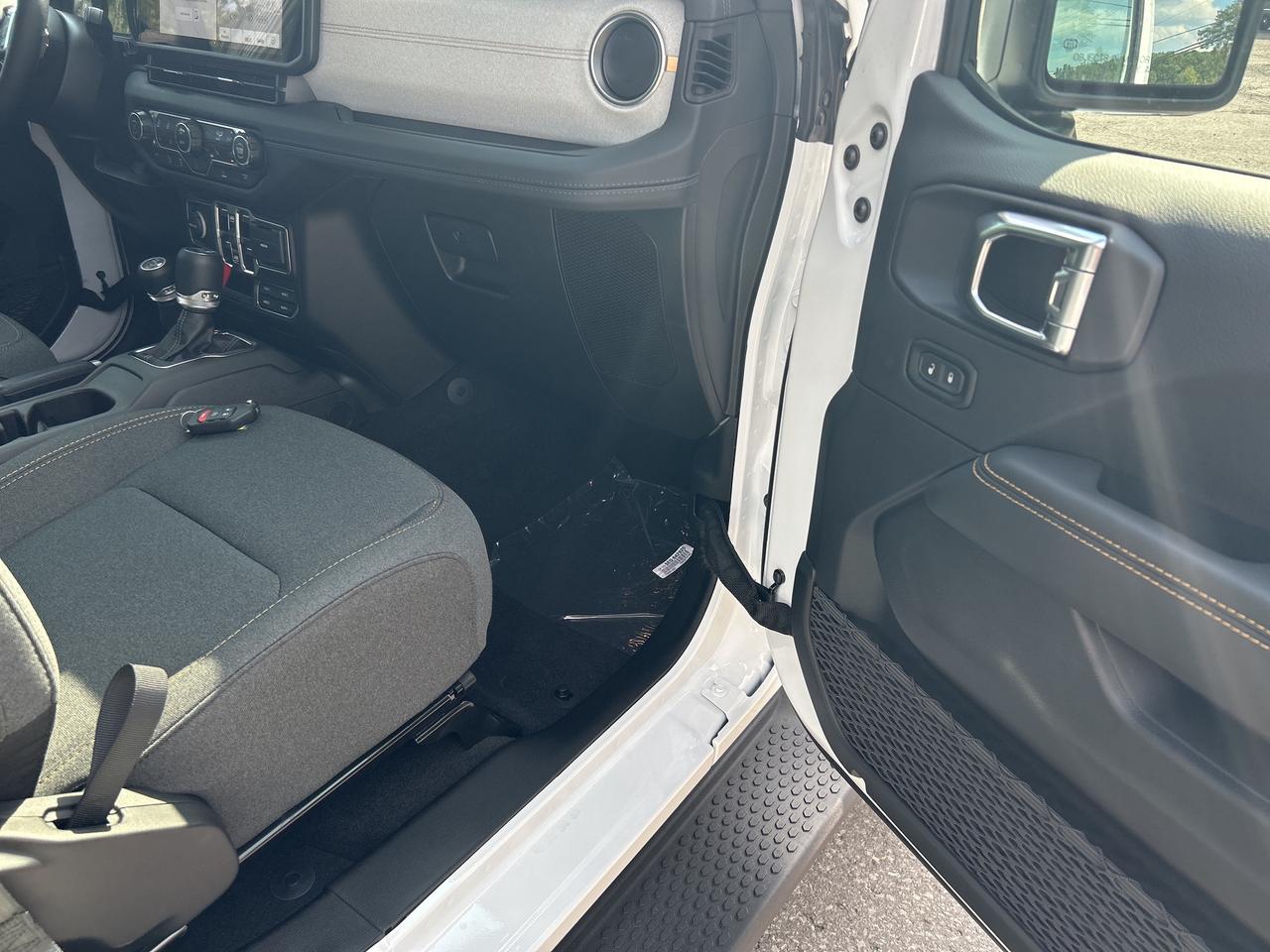 2025 Jeep Wrangler 4-Door Sahara Photo