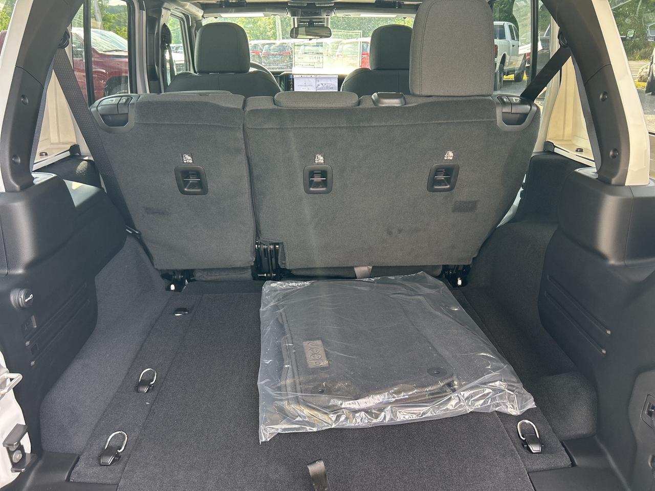 2025 Jeep Wrangler 4-Door Sahara Photo