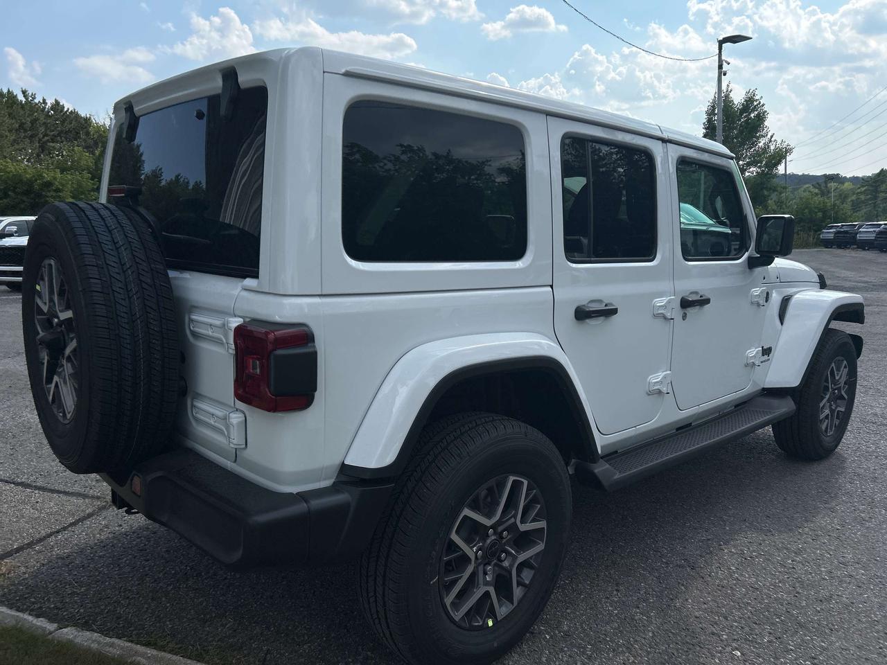 2025 Jeep Wrangler 4-Door Sahara Photo