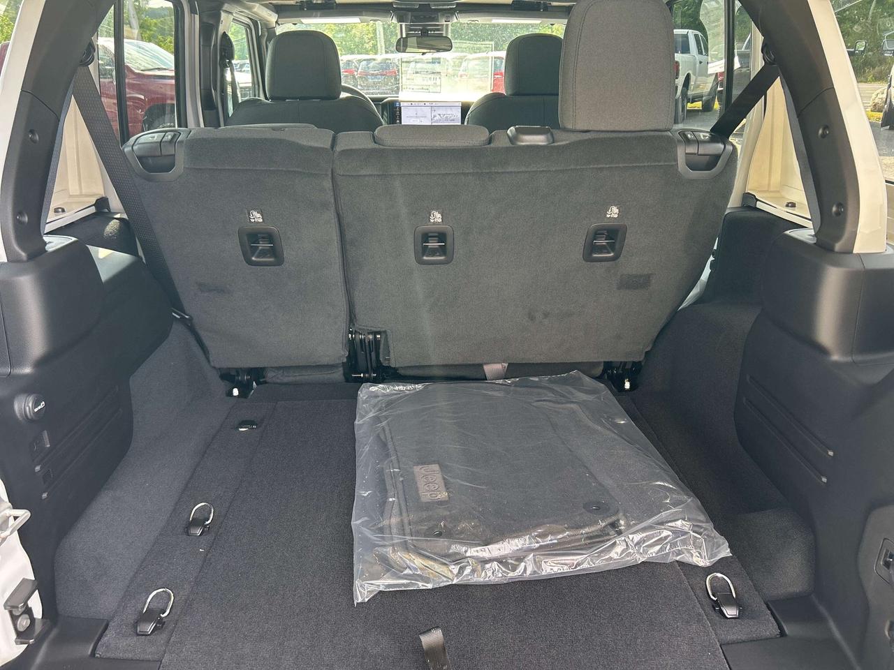 2025 Jeep Wrangler 4-Door Sahara Photo