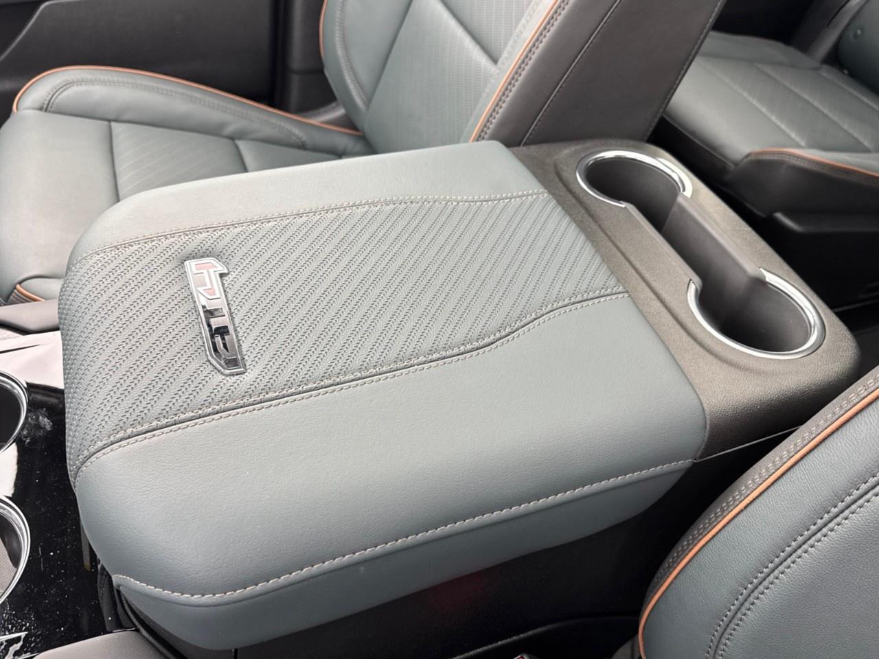 2026 GMC Yukon XL 4WD 4dr AT4 Photo