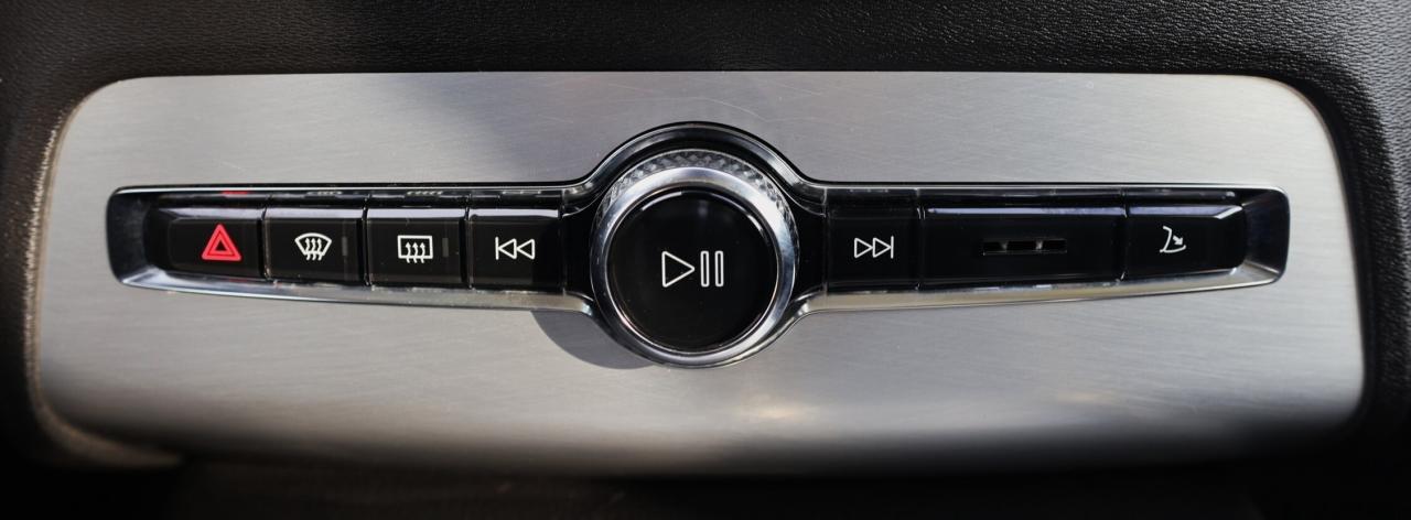 2017 Volvo XC90 T5-MOMENTUM-AWD/POLESTAR/NAV/PANO ROOF/BLIS/P SENS Photo