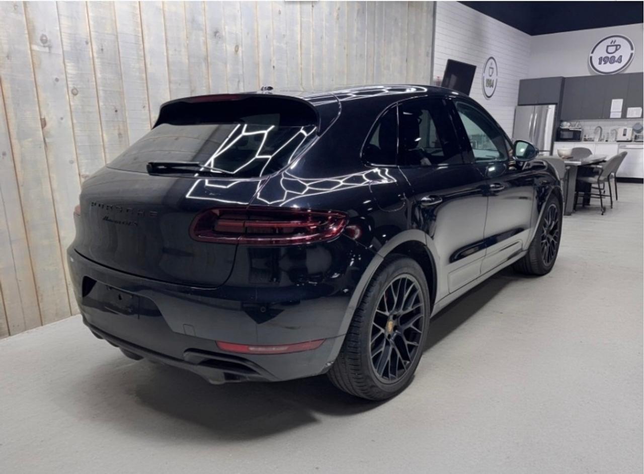 2018 Porsche Macan GTS  SPORT CHRONO PREMIUM PLUS BLACK PACKAGE Photo