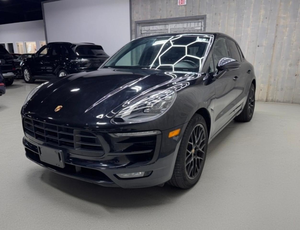 2018 Porsche Macan GTS  SPORT CHRONO PREMIUM PLUS BLACK PACKAGE Photo2