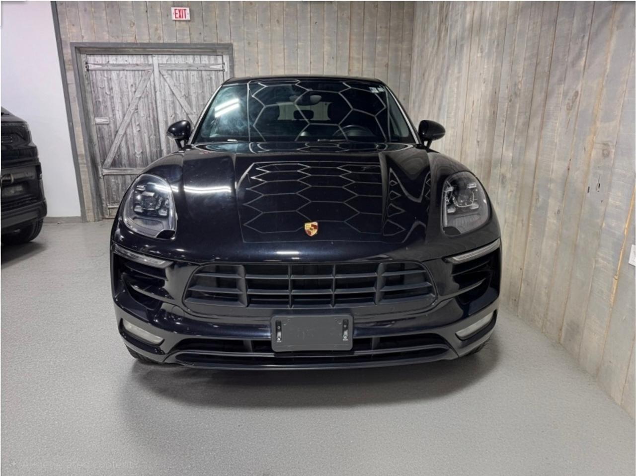 2018 Porsche Macan GTS  SPORT CHRONO PREMIUM PLUS BLACK PACKAGE Photo