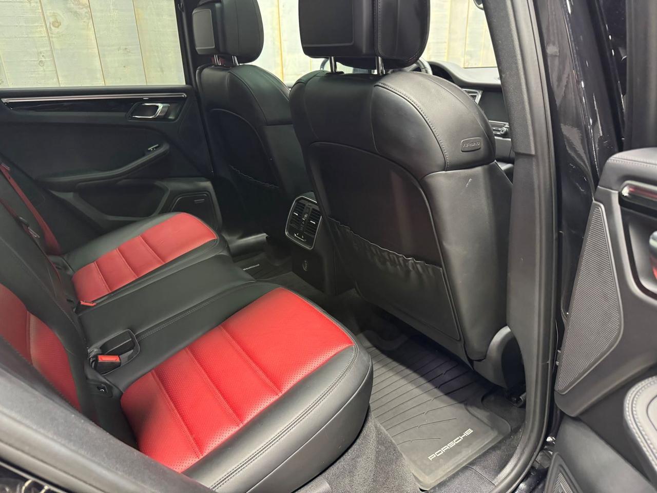 2018 Porsche Macan GTS  SPORT CHRONO PREMIUM PLUS BLACK PACKAGE Photo