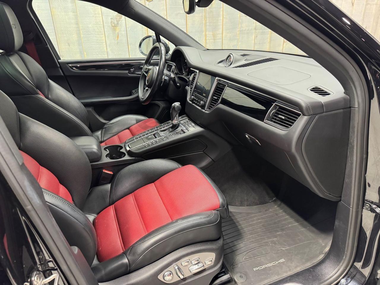 2018 Porsche Macan GTS  SPORT CHRONO PREMIUM PLUS BLACK PACKAGE Photo