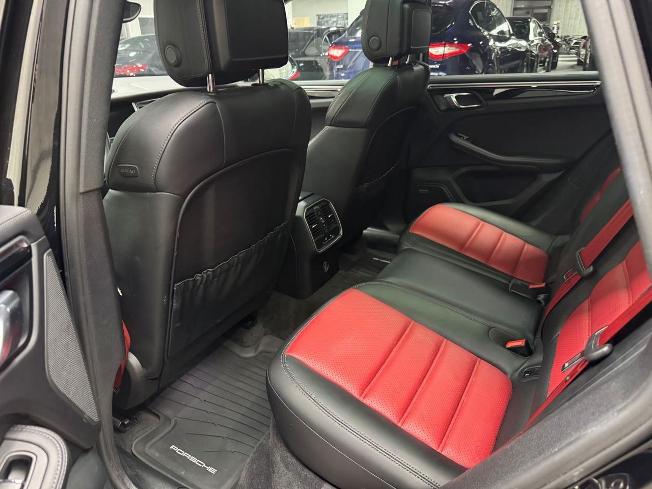 2018 Porsche Macan GTS  SPORT CHRONO PREMIUM PLUS BLACK PACKAGE Photo