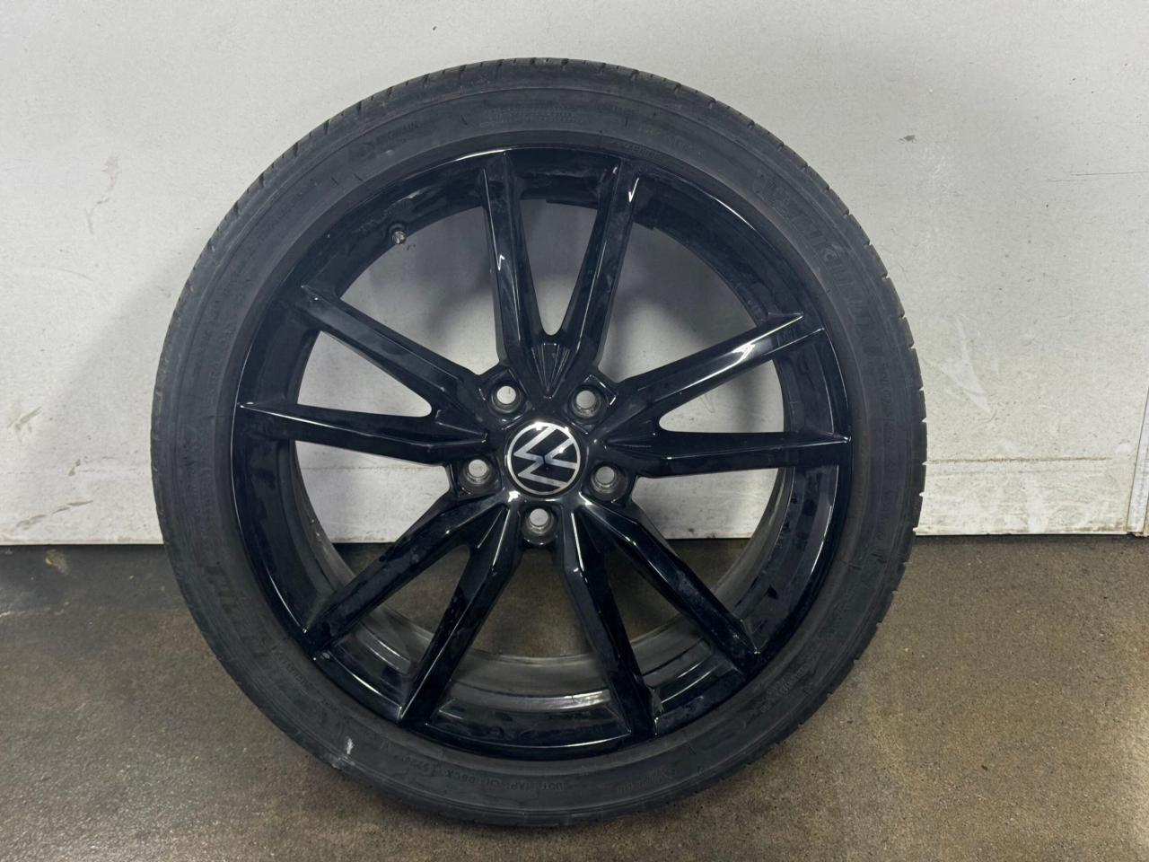 2017 Volkswagen Golf R MANUAL   FENDER SOUND   NAVIGATION   2 SET OF TIRE Photo