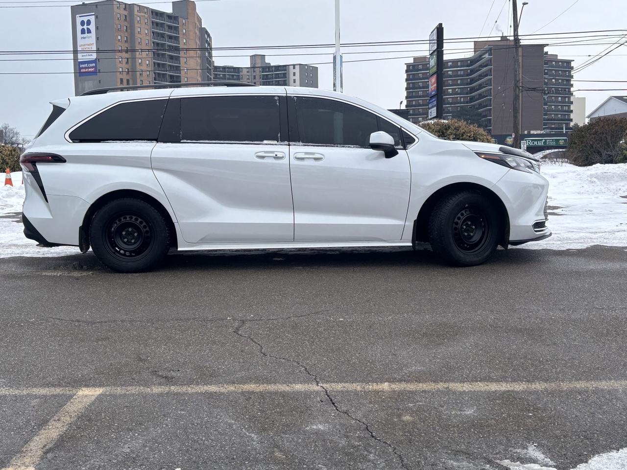 2024 Toyota Sienna XLE 8-Pass   HYBRID   HTD SEATS   LEATHER Photo3