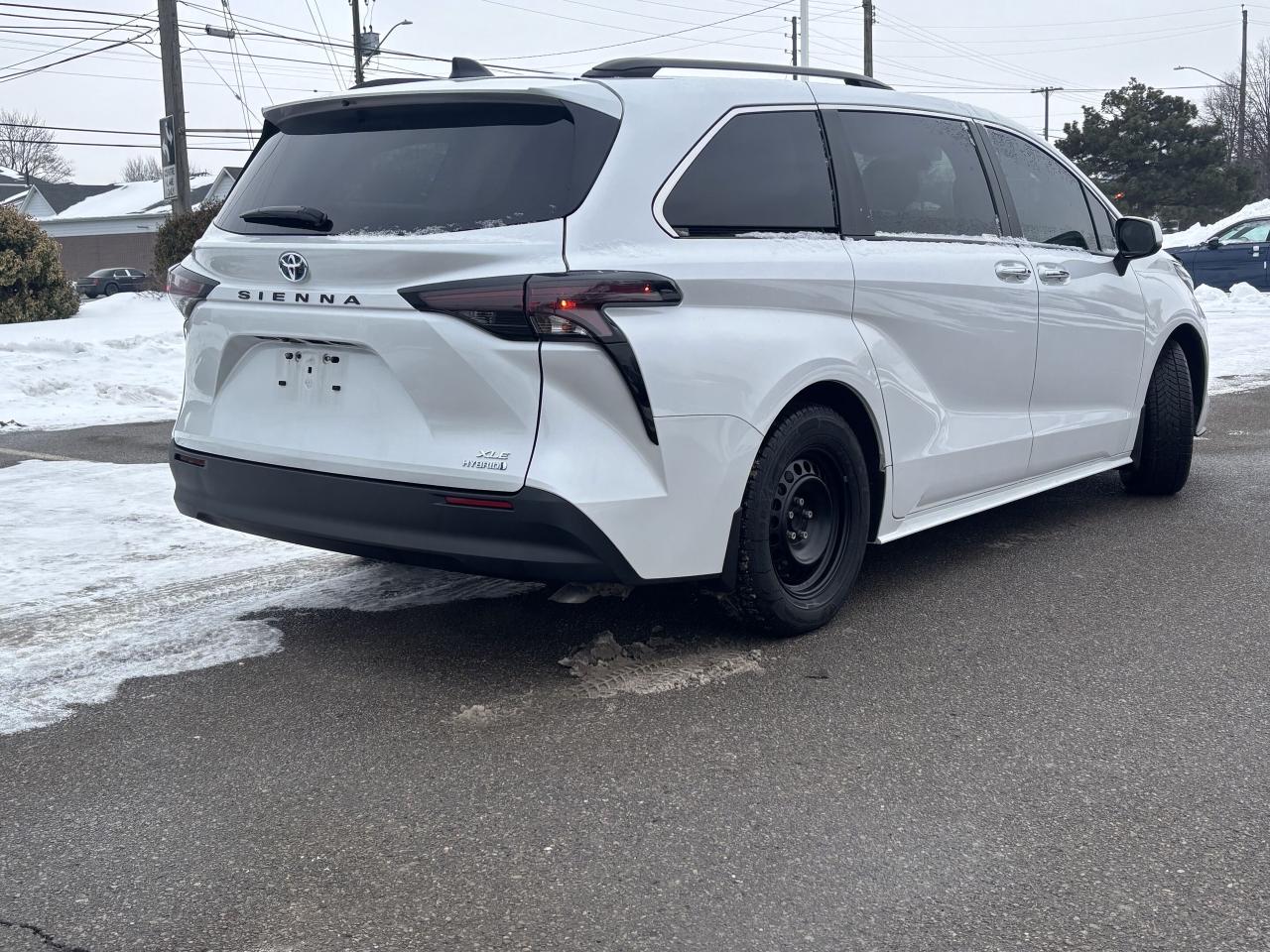 2024 Toyota Sienna XLE 8-Pass   HYBRID   HTD SEATS   LEATHER Photo2