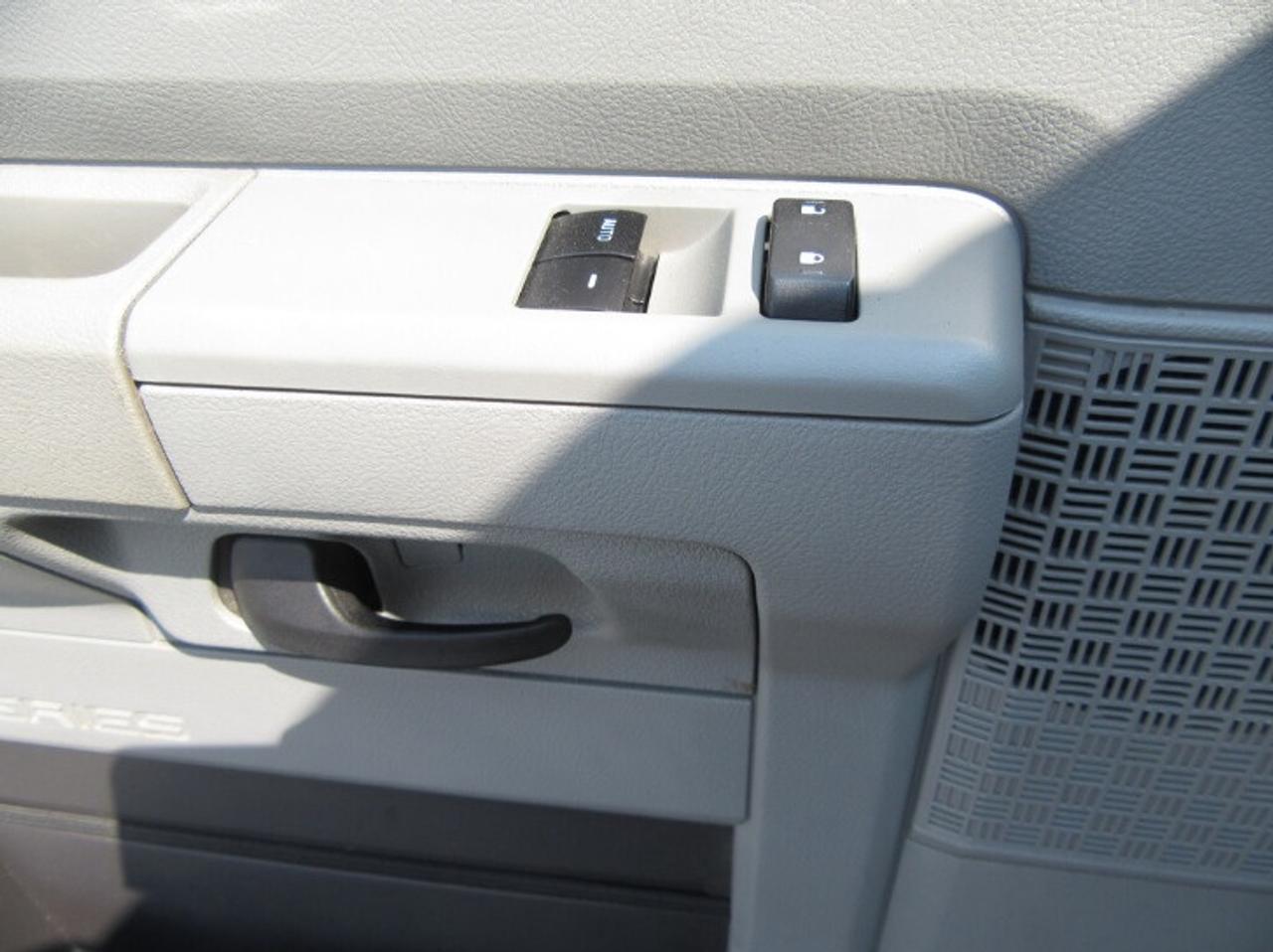 2023 Ford E-450 CUBE VAN 16FT HIGH BOX & POWER LIFTGATE Photo