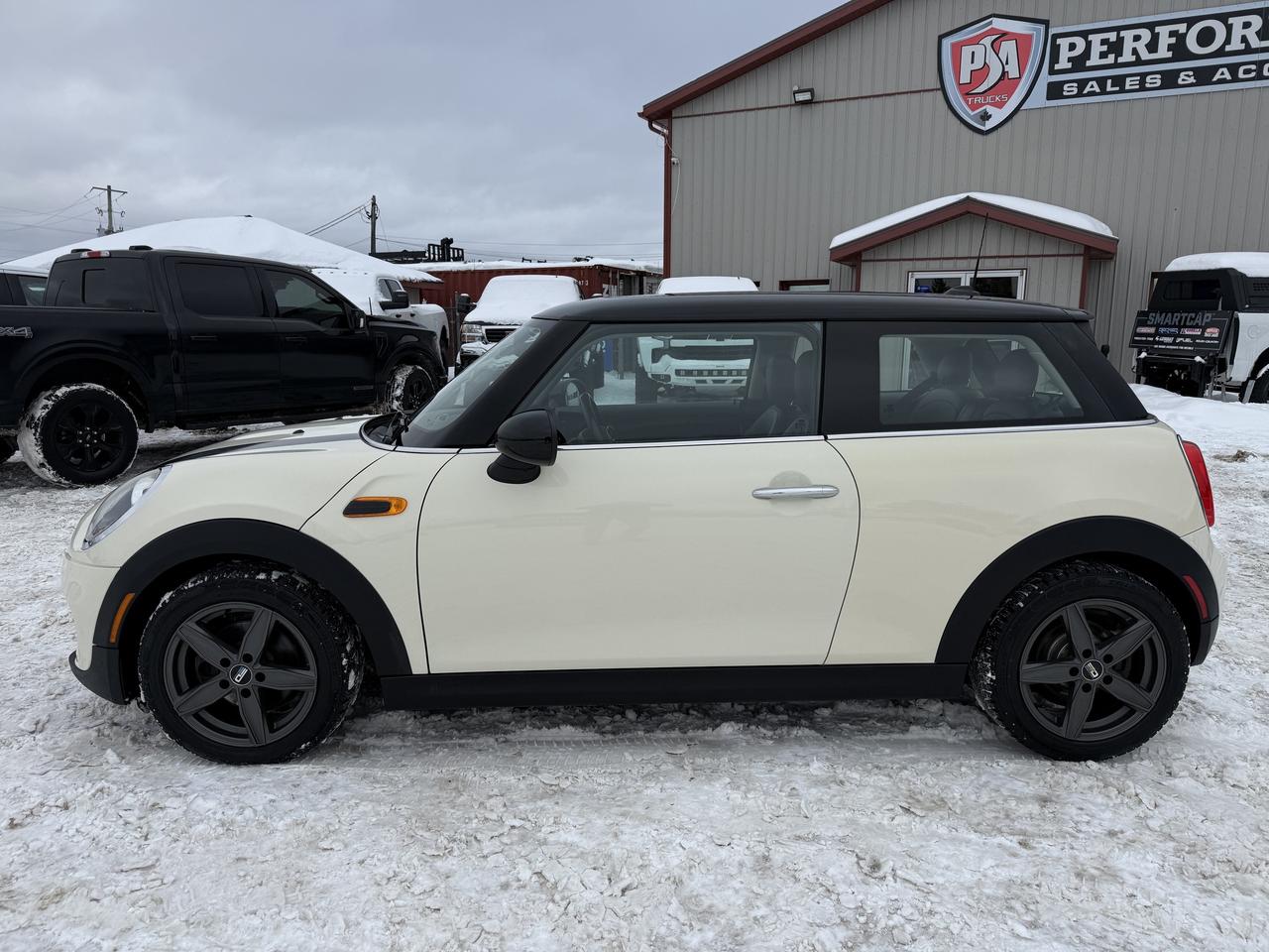 2016 MINI Cooper Hardtop 3dr HB Photo2