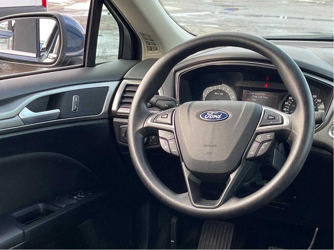 2018 Ford Fusion SE FWD 2.5L LOW LOW KMS HEATED SEATS BLUETOOTH Photo