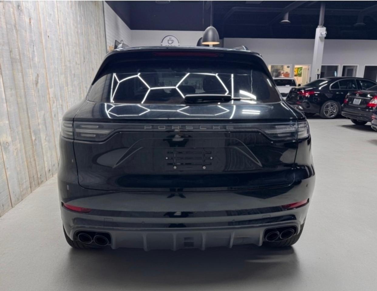 2023 Porsche Cayenne Platinum E-Hybrid AWD Photo