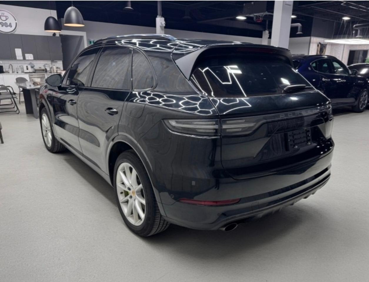 2023 Porsche Cayenne Platinum E-Hybrid AWD Photo