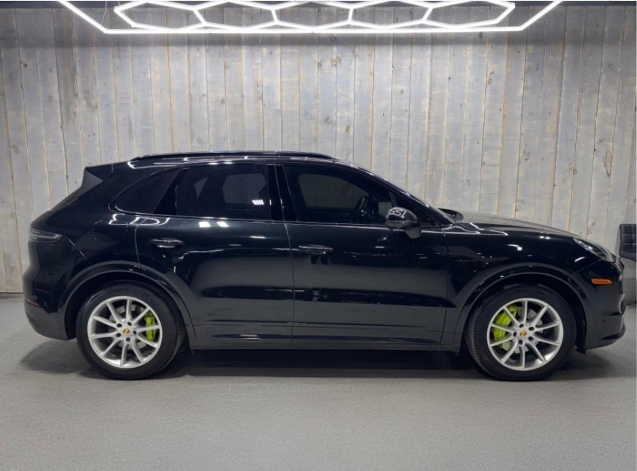2023 Porsche Cayenne Platinum E-Hybrid AWD Photo