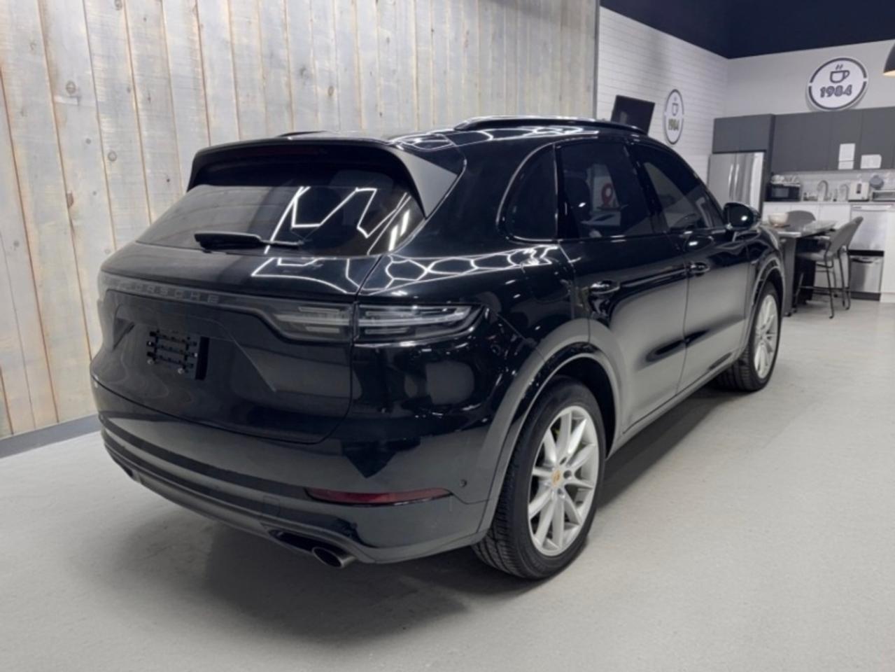2023 Porsche Cayenne Platinum E-Hybrid AWD Photo