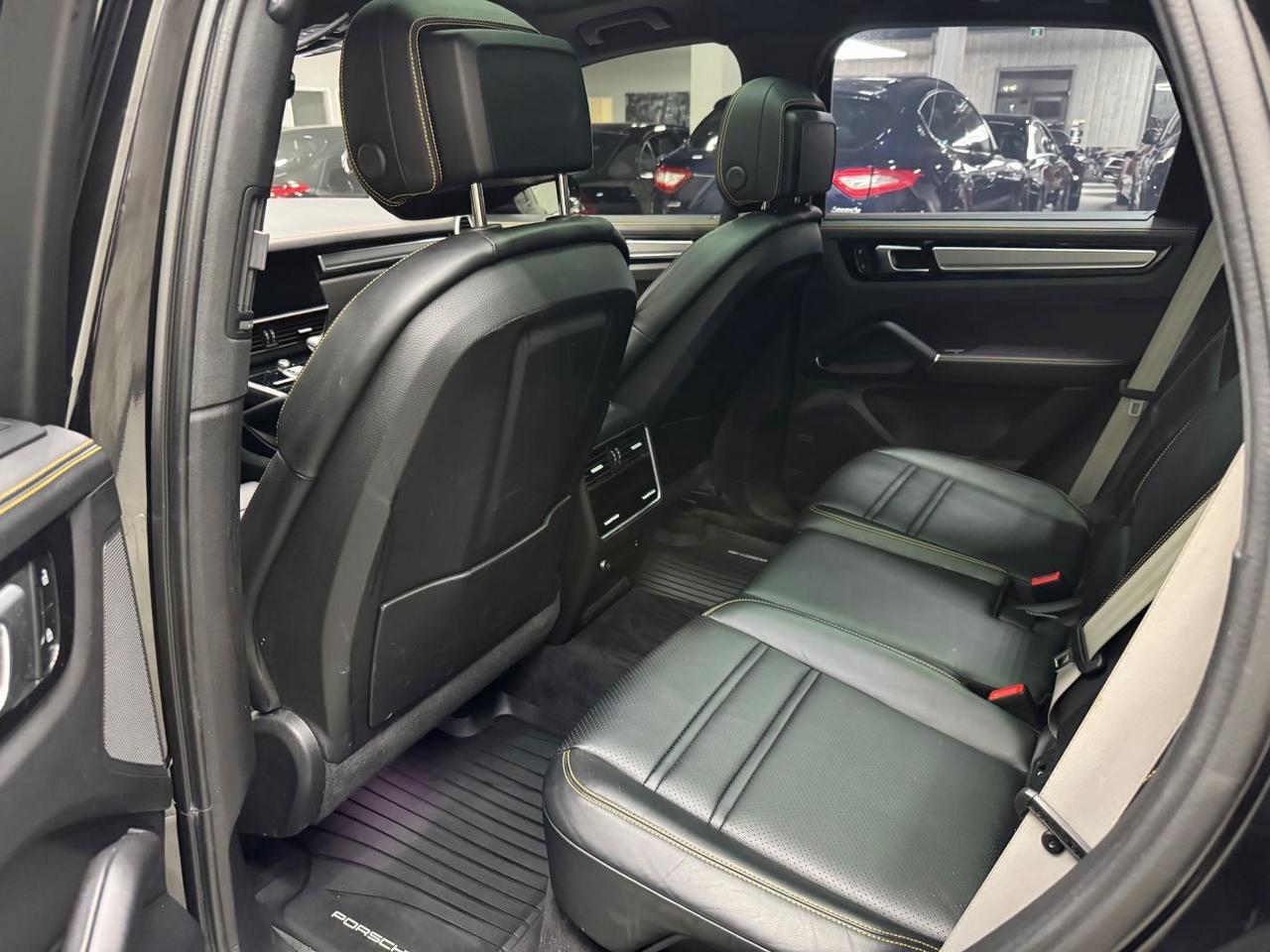 2023 Porsche Cayenne Platinum E-Hybrid AWD Photo