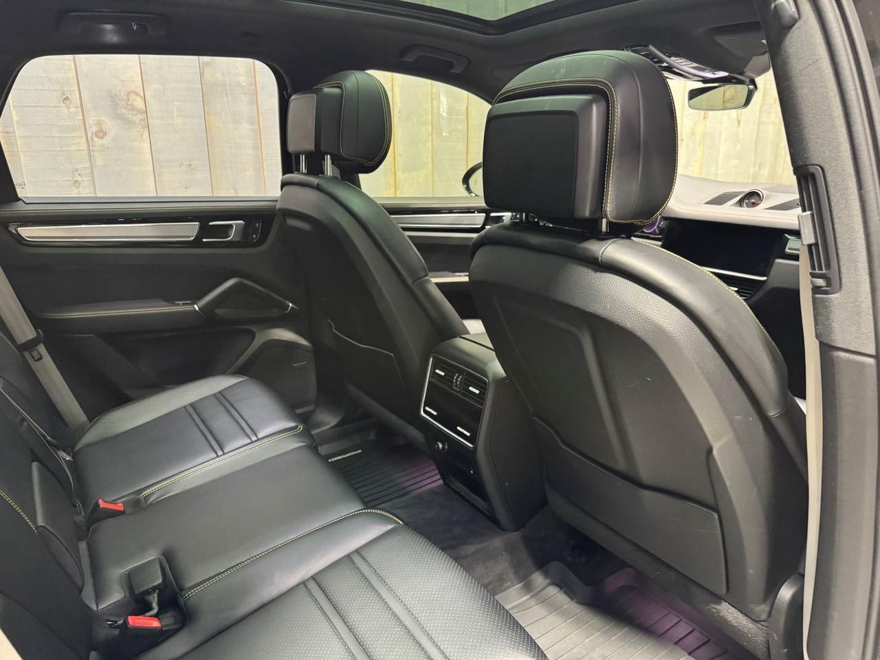 2023 Porsche Cayenne Platinum E-Hybrid AWD Photo