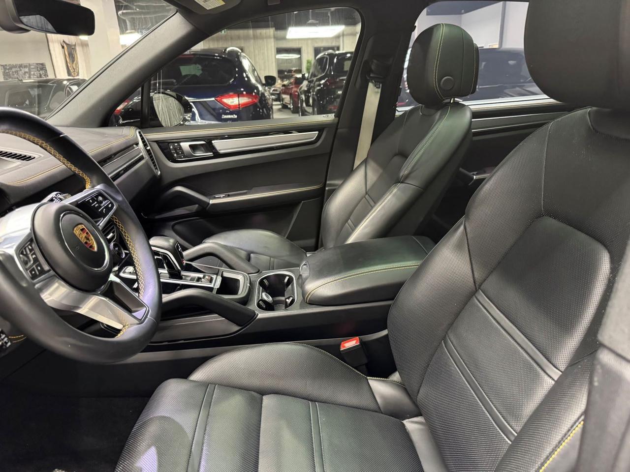 2023 Porsche Cayenne Platinum E-Hybrid AWD Photo