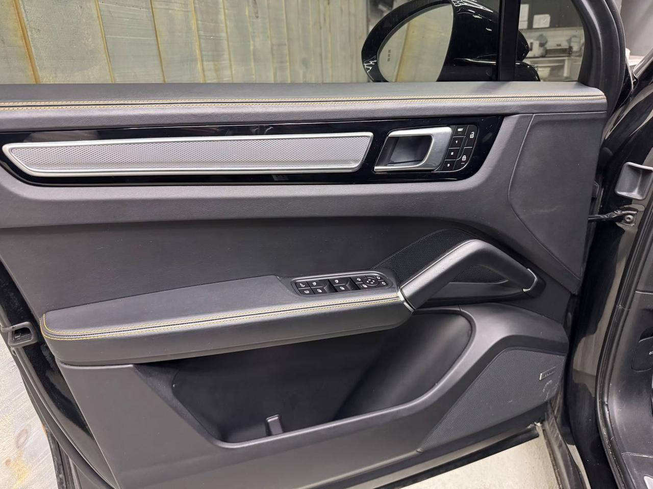 2023 Porsche Cayenne Platinum E-Hybrid AWD Photo