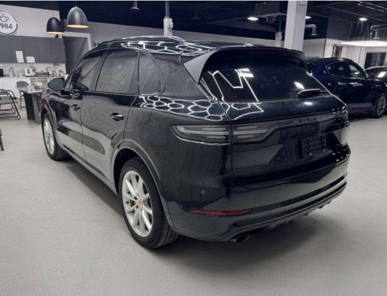 2023 Porsche Cayenne PLATINUM EDITION E-HYBRID AWD Photo