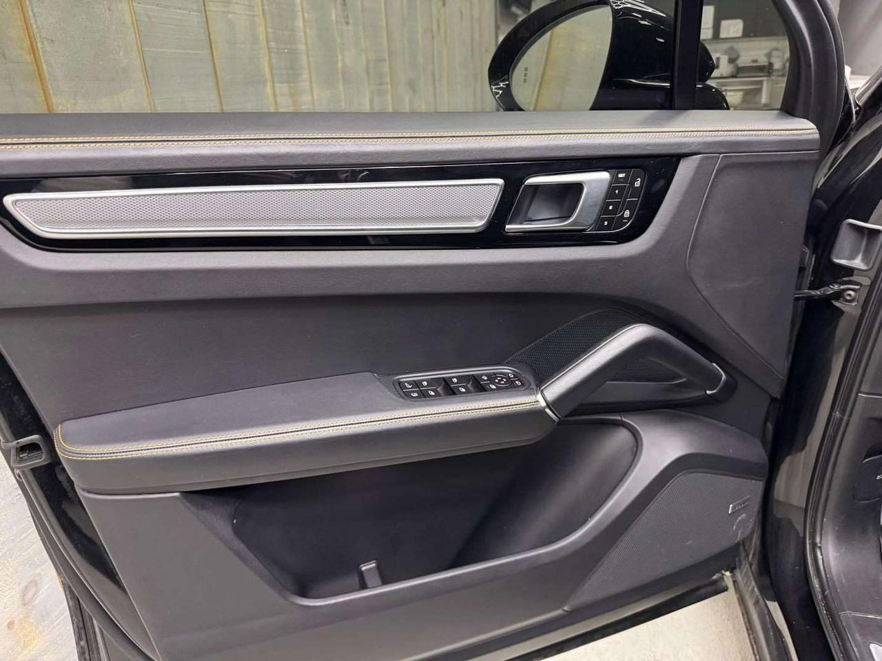 2023 Porsche Cayenne PLATINUM EDITION E-HYBRID AWD Photo