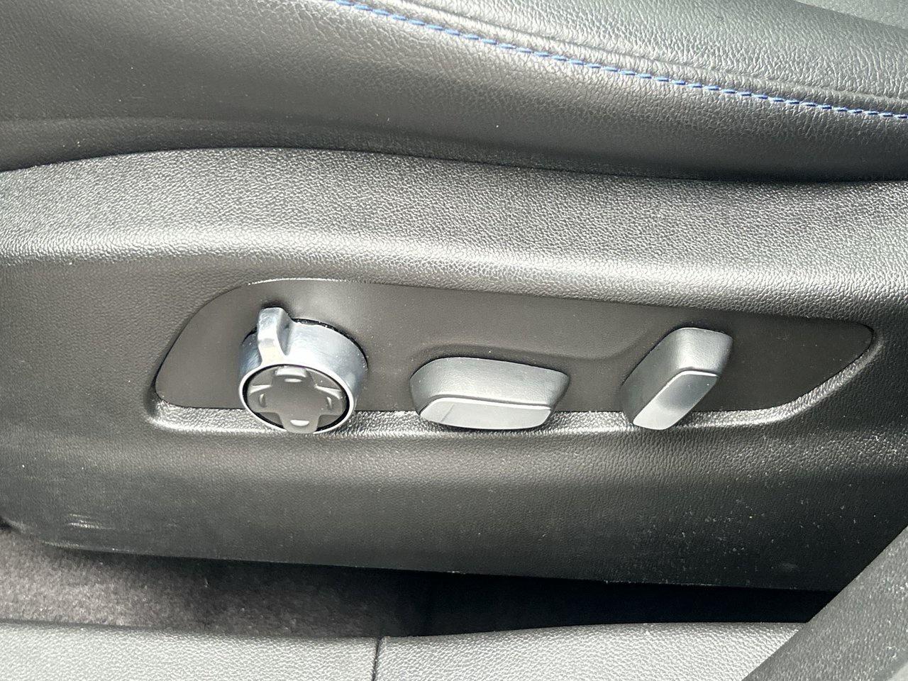 2024 Cadillac XT4 Sport Panoramic Sunroof 20 Inch Wheels 33 inch Scr Photo