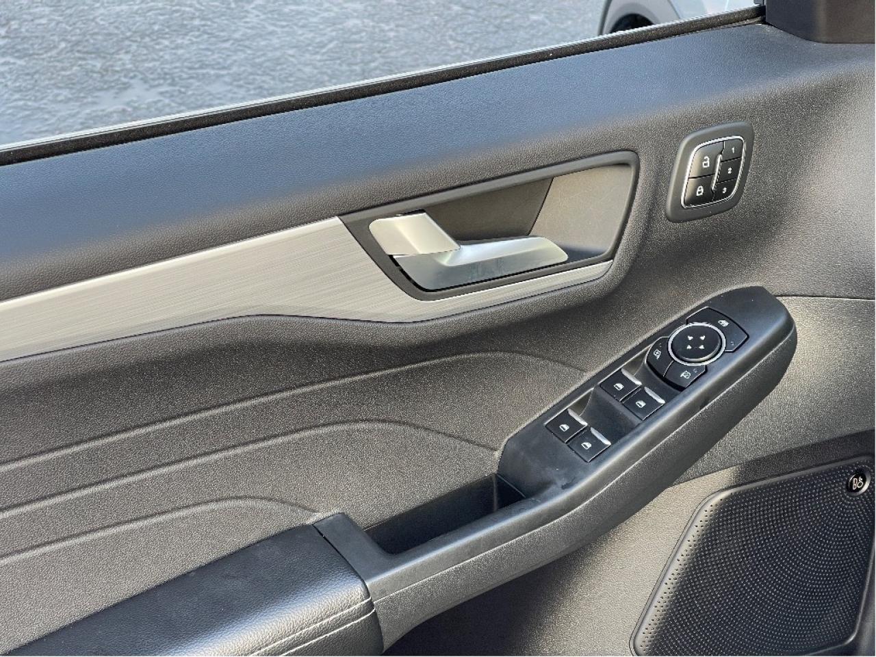 2023 Ford Escape HYBRID LEATHER PANO HEADSUP DISPLAY ACTIVE PARK Photo