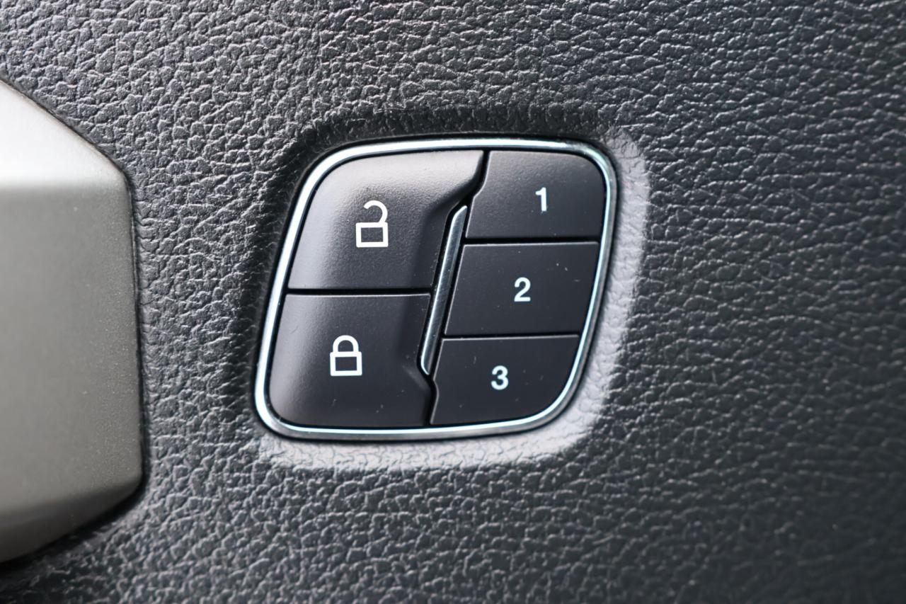 2016 Ford F-150 LARIAT-4WD/SUPERCREW/R STARTER/NAV/LEATHER/PANO RO Photo