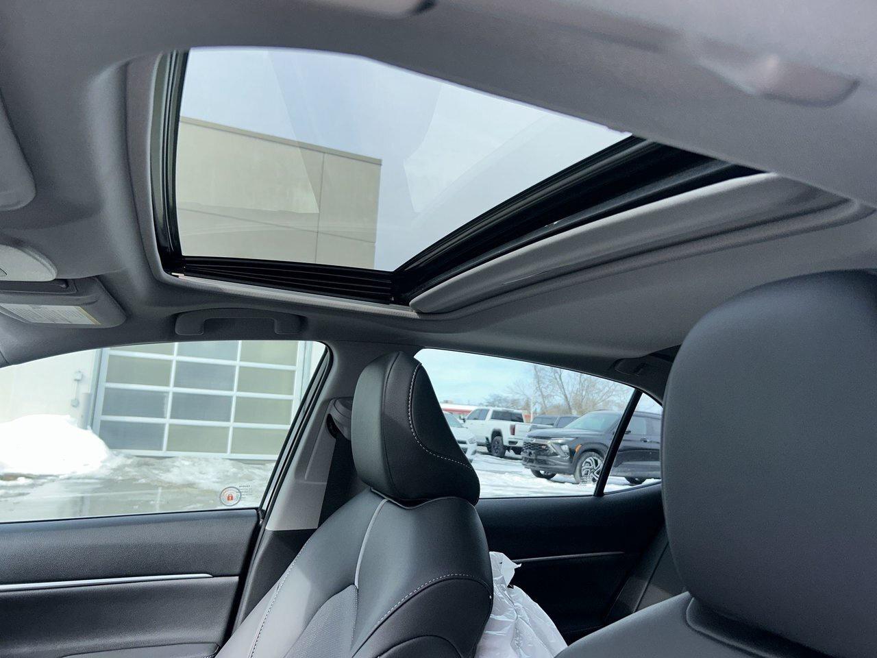 2023 Toyota Camry Hybrid XSE Low KM Winter Tire Package Sunroof Adap Photo