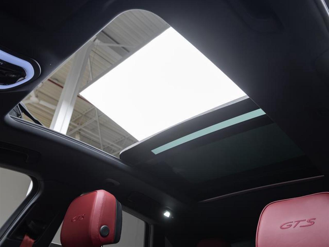 2023 Porsche Macan  Photo