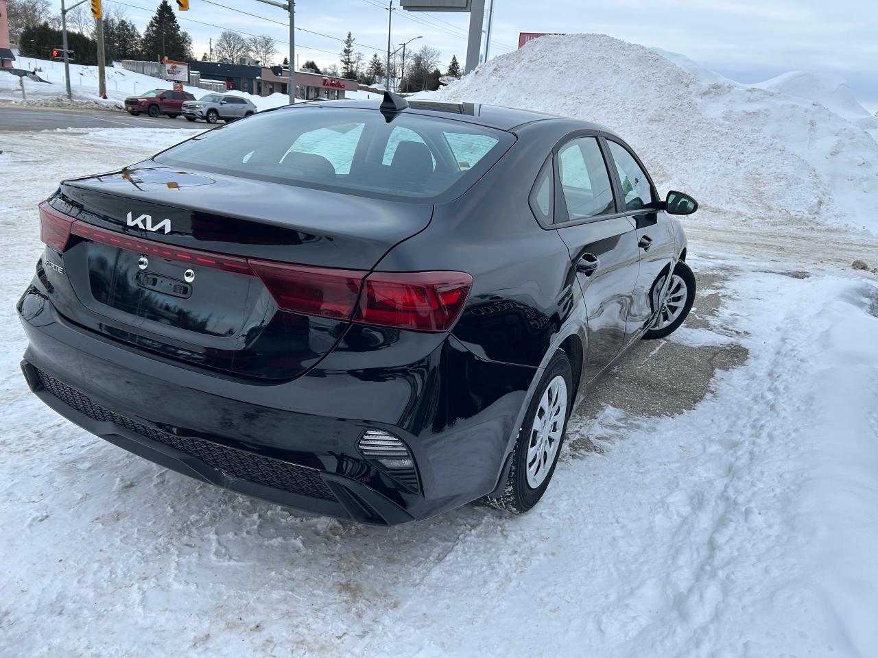 2023 Kia Forte LX 4dr Sedan Photo4