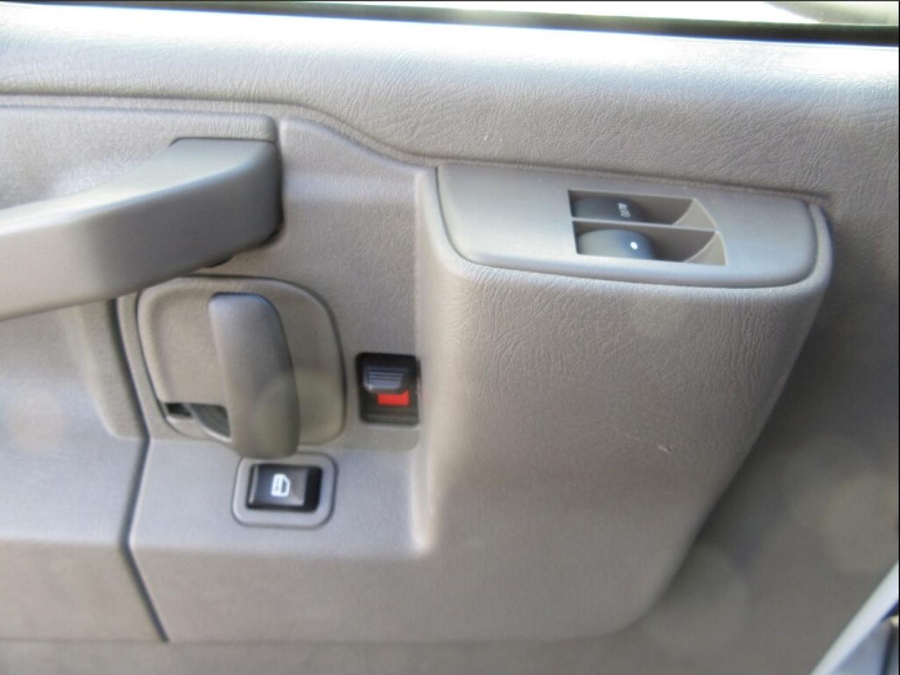 2024 GMC Savana 3500 GAS 16FT HIGH BOX CUBE VAN Photo